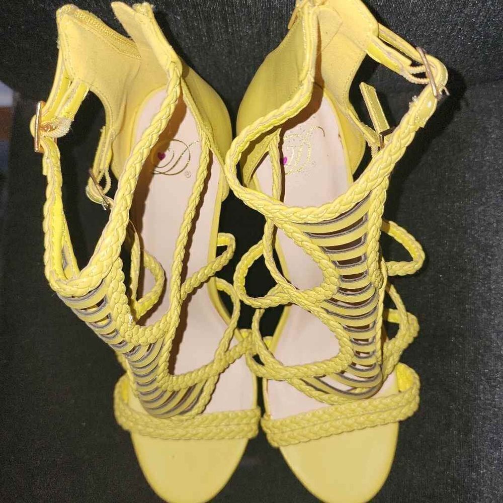 Delicious Sandals - Picture 6 of 6